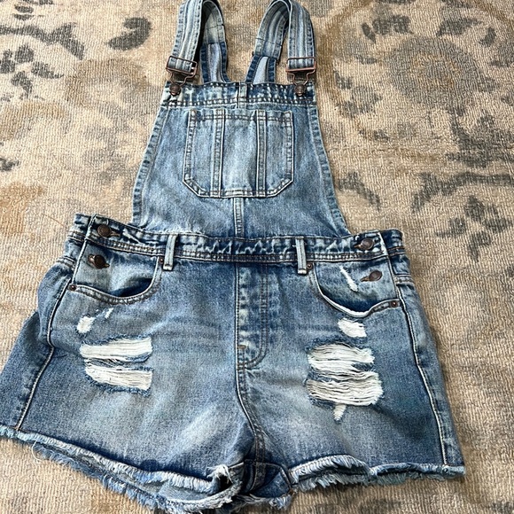 Forever 21 Overall Jean Shorts with Frays at Bottom Size 29 - Picture 3 of 13